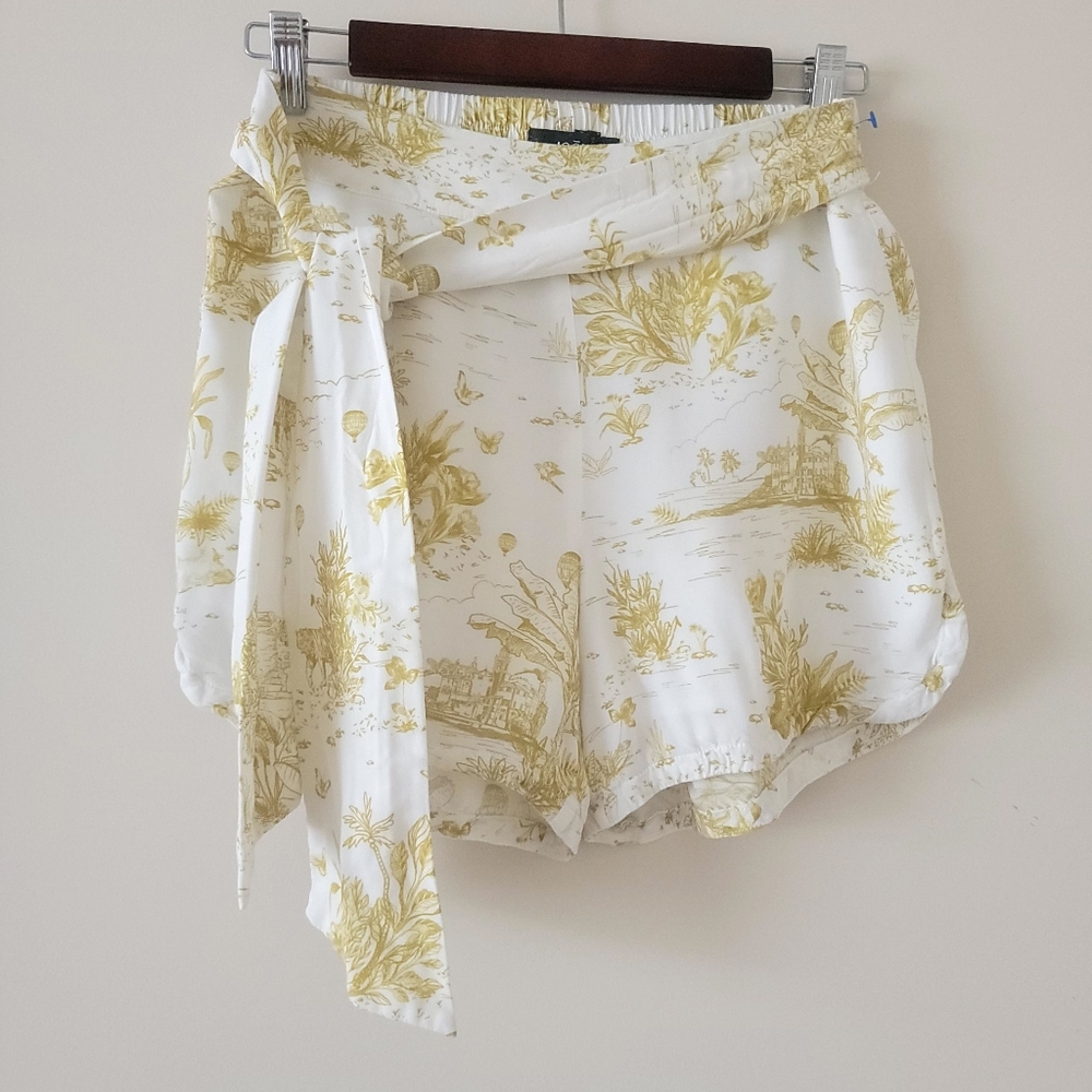 Icone By Simons Shorts in Creamgreen
